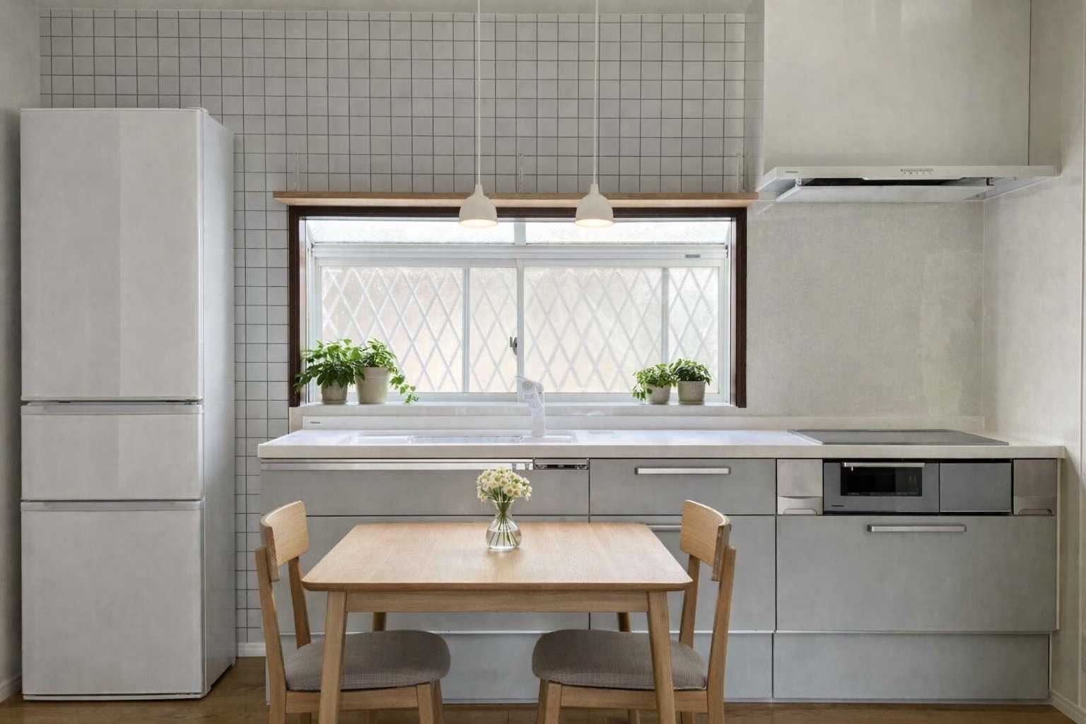 光を引き込む ・ペールグリーンのキッチンで彩る新しい暮らし× 平塚市