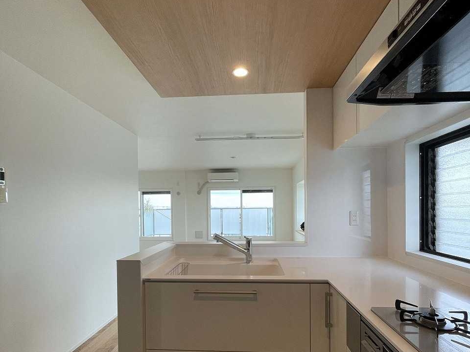 ブルーが効いた心地よい空間づくり｜壁移動で叶えた収納リフォーム × 平塚市